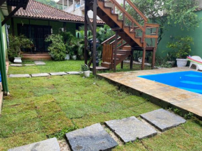 Casa de mãe aconchegante com piscina próximo à praia